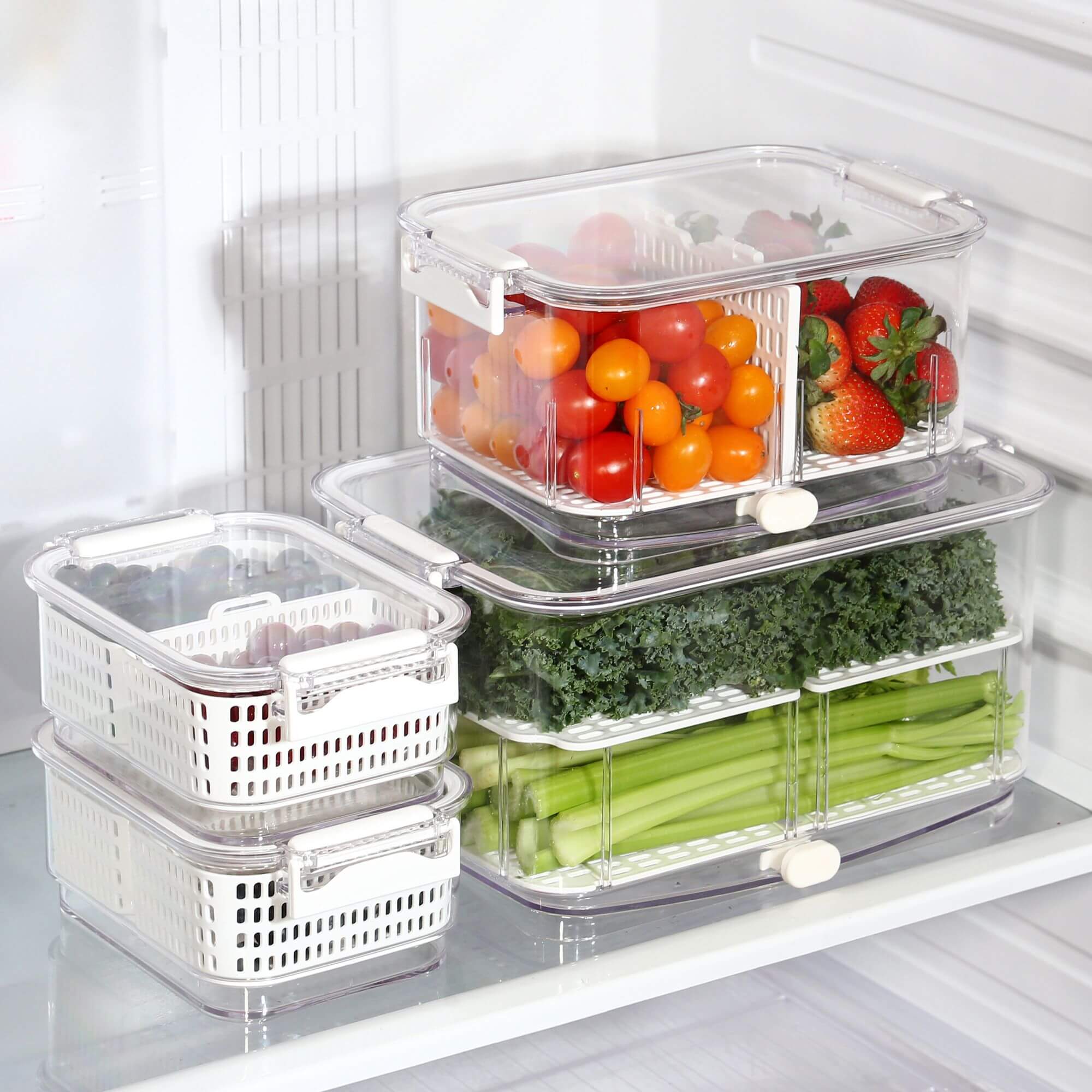 Felli Duo Fresh containers in a fridge filled with fruit and vegetables