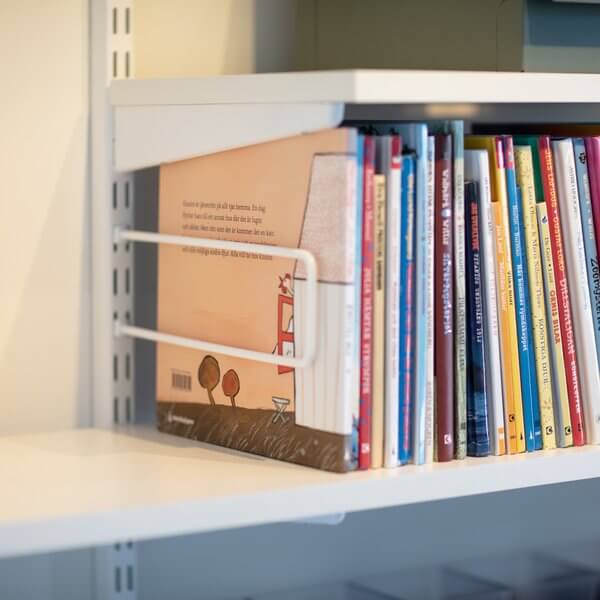 A bookshelf kept organised by Elfa Book Supports for Hang Standards