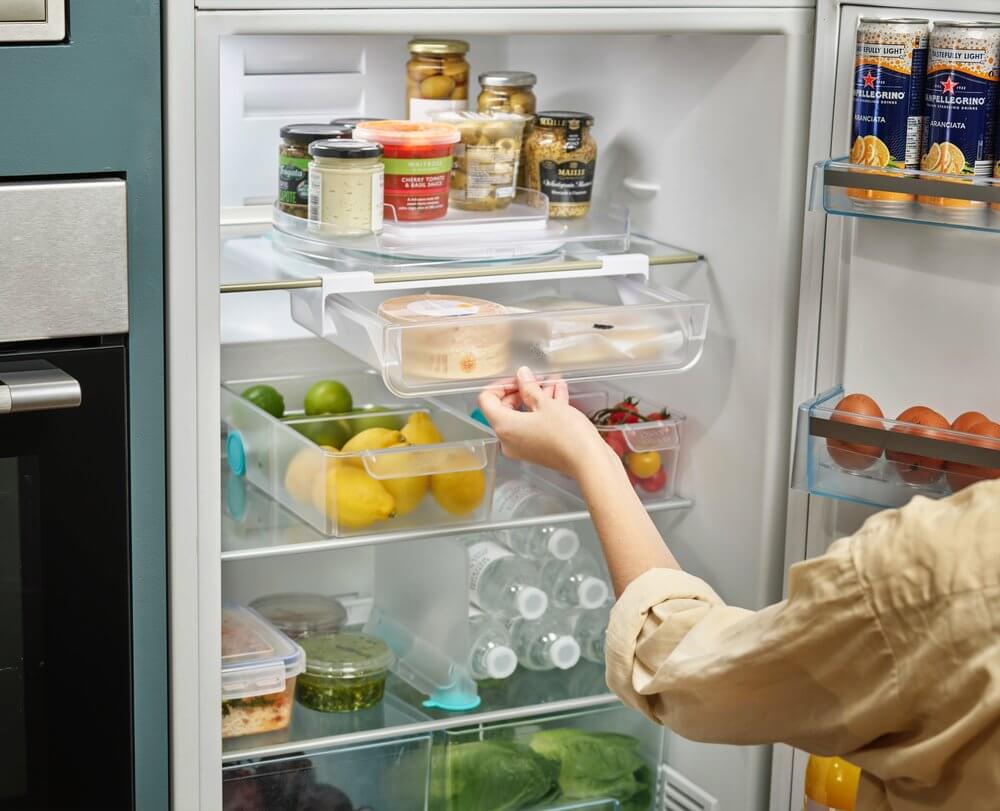 https://soko.com.au/cdn/shop/products/joseph-joseph-fridgestore-under-shelf-fridge-drawer-soko-and-co-8.jpg?v=1685856046&width=1000